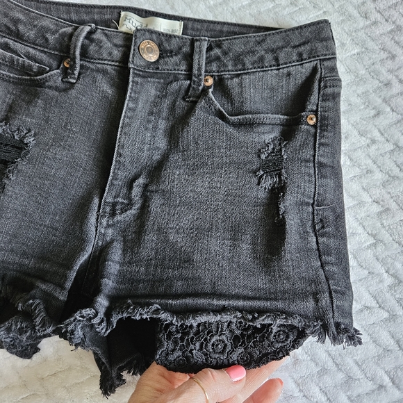 Mudd FLX Stretch High-Rise Shortie Black Denim Shorts Size 5 - Picture 4 of 11